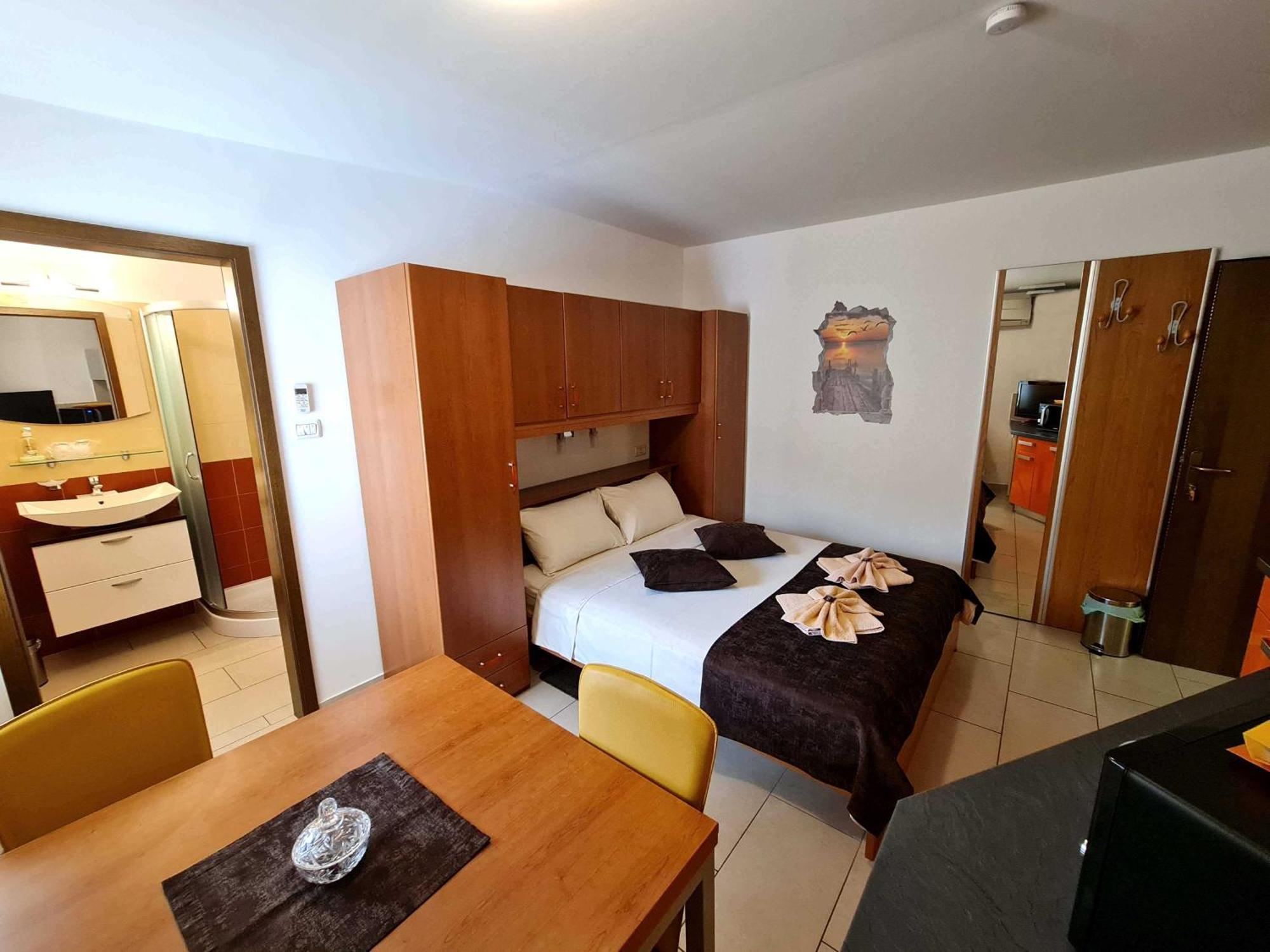 Restaurant & Apartments Getaway Pri Kobalu Vipava Quarto foto